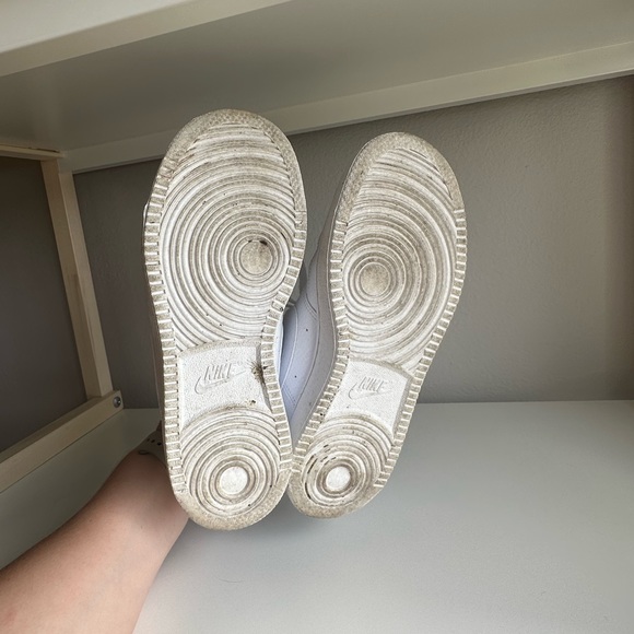 White Nike sneakers - Picture 3 of 5